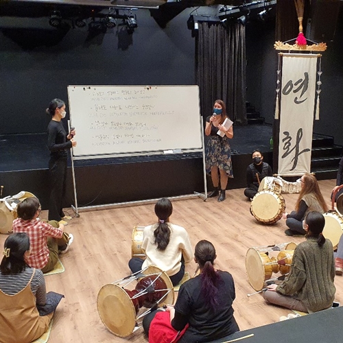 Yeonhwa Presents a Performance and Workshop in Hungary