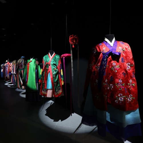Prof. Lee Jinhee Hosts a Special Exhibition for Korean Traditional Clothes on Screen