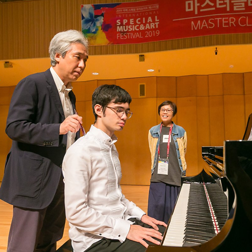 President Kim Daejin Directs Concerts at International Special Music & Art Festival